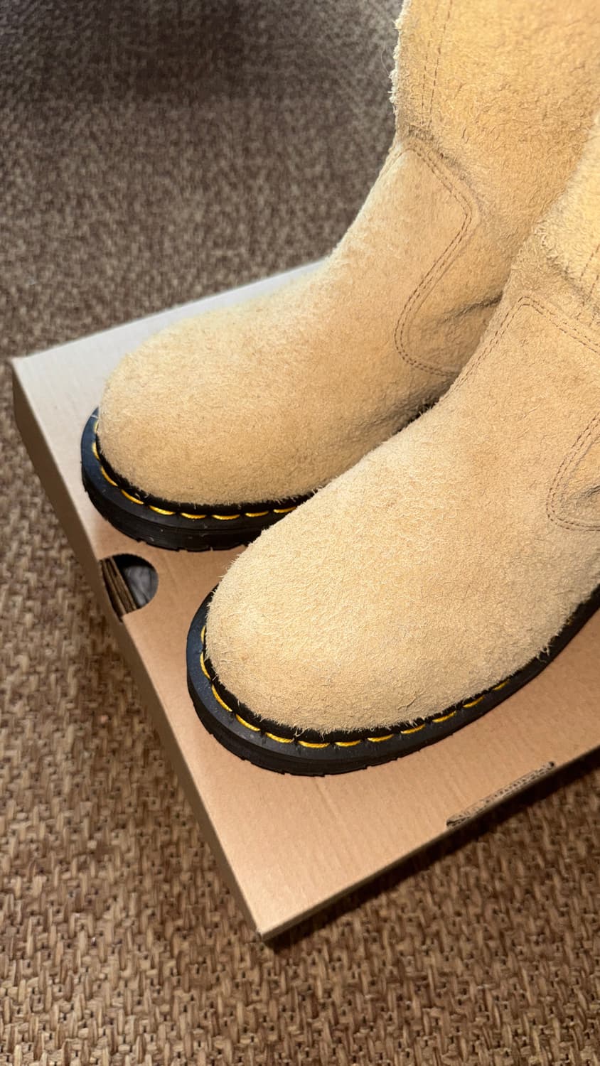 닥터마틴 x스투시 2295 데콘 샌드 헤어리 스웨이드 부츠 탄  상품이미지4