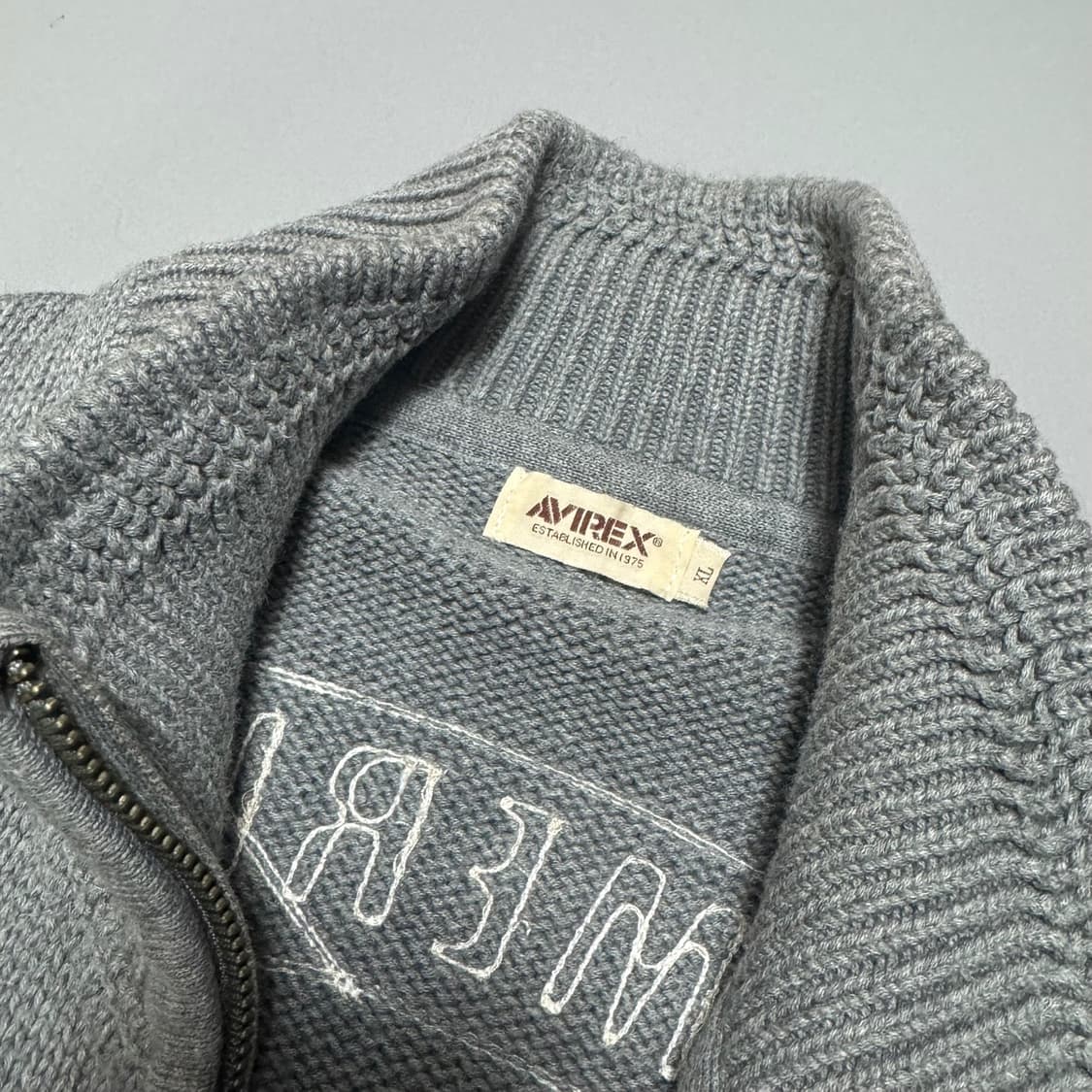 아비렉스(AVIREX) 멜란지 양면 자수 패치 코튼 드라이버 니트 집 상품이미지3