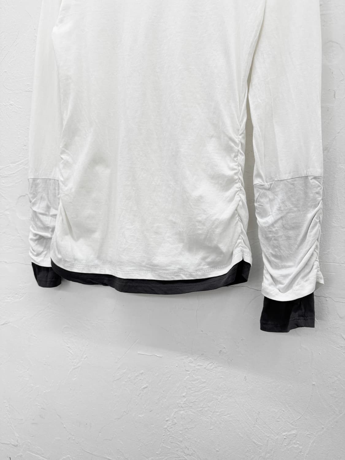 laru 핑거홀 셔링 롱슬리브 상품이미지3