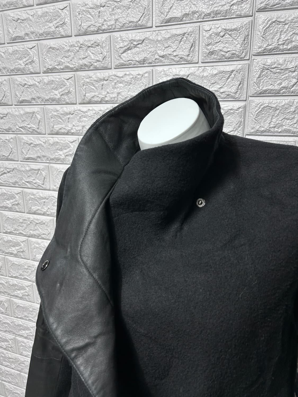 띠어리 울 드레이프 코트 레더 디테일 상품이미지2