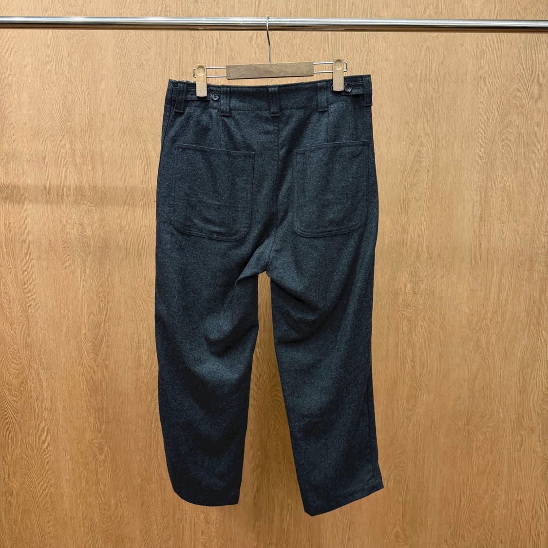 꼼데가르송 옴므 슬랙스 팬츠 백 아웃 포켓 디테일 세미 테이퍼드핏 차콜 상품이미지3