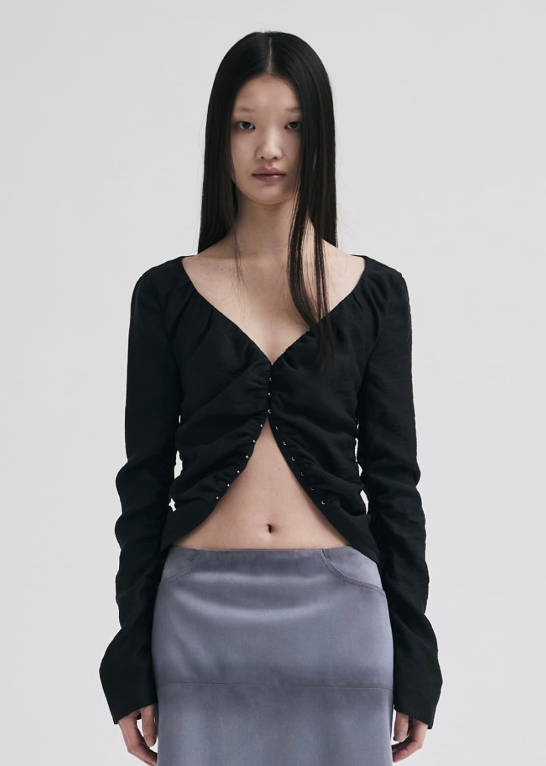 카일로 Kilo 후크 셔링 블라우스 블랙 상품이미지1