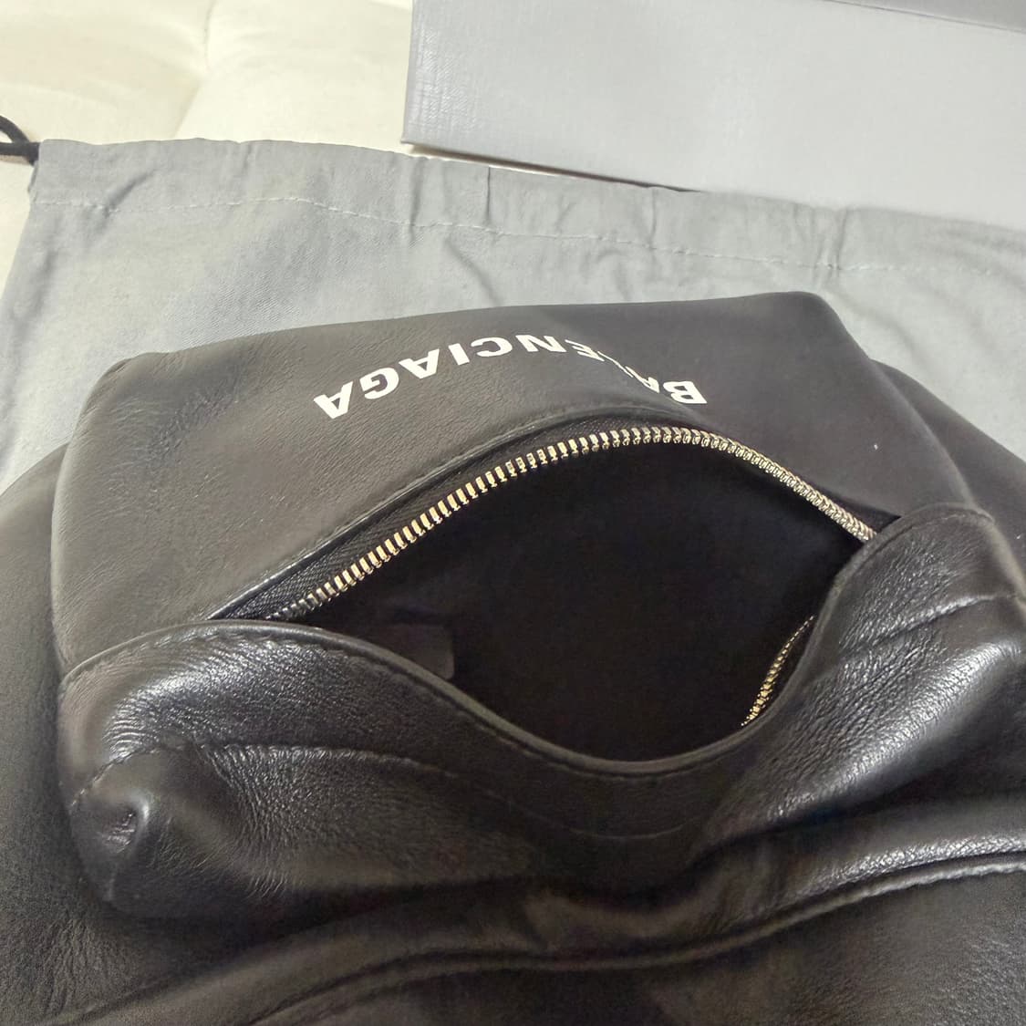 발렌시아가 에브리데이 카프스킨 벨트백 풀박 상품이미지7