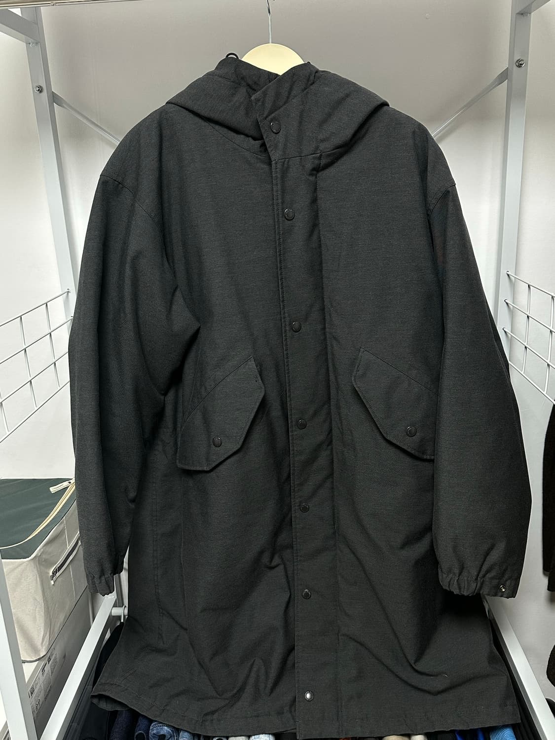 유니클로 x 엔지니어드 가먼츠 퍼프테크 후드 코트 다크 그레이 상품이미지1