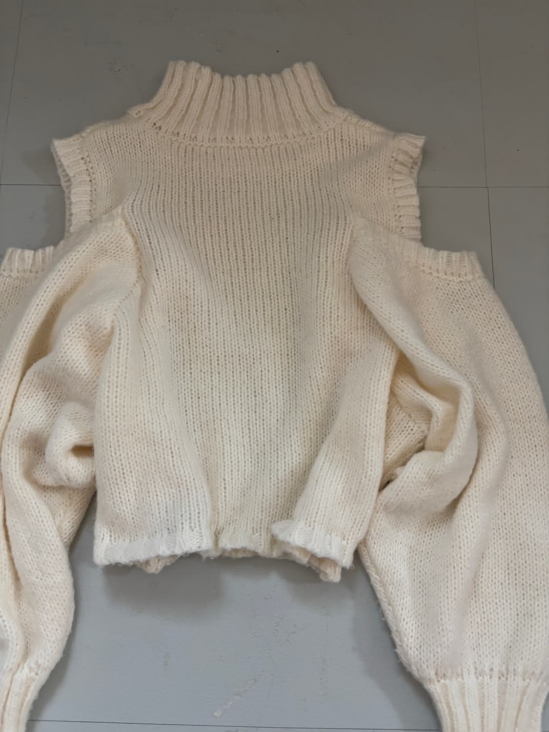 • Ivory off-shoulder knitwear 상품이미지5