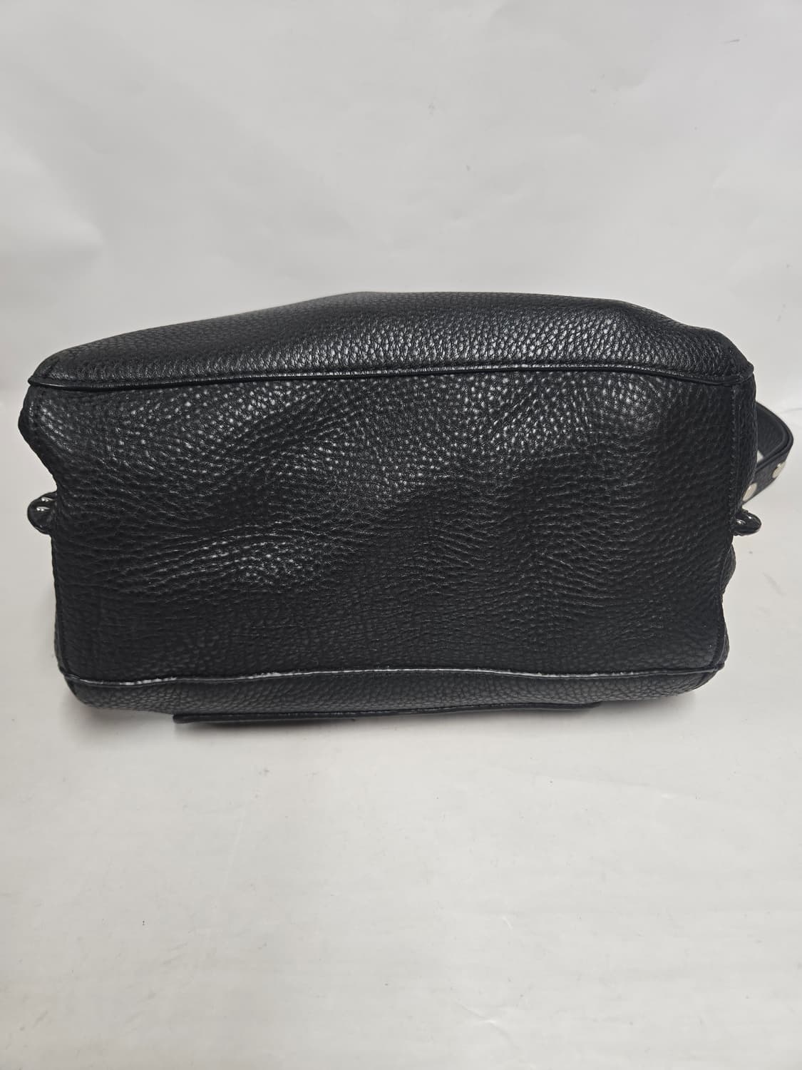 레베카밍코프 블랙 가죽 버킷백 상품이미지7