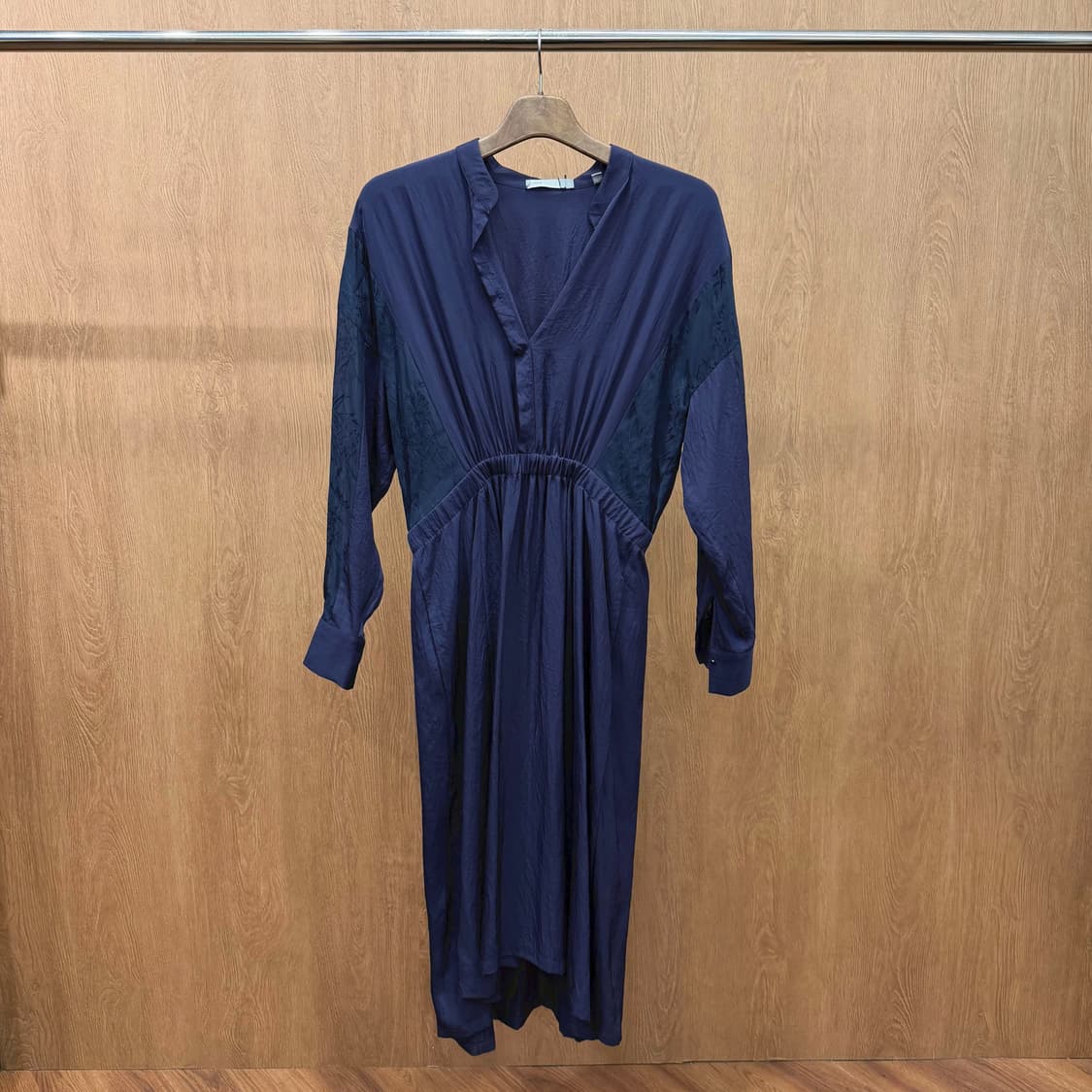 빈스 롱 원피스 플라워 패턴 셔링 브이넥 플레어 디테일 루즈핏 네이비 상품이미지2