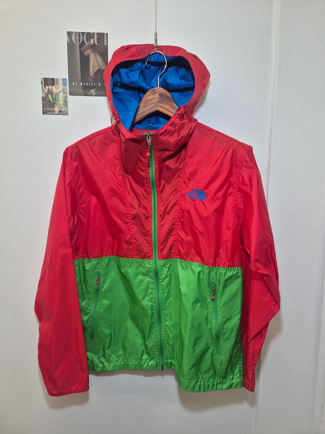 노스페이스 바람막이 M 
사이즈 실측  가슴단면 54  총장 66
레드와 상품이미지1