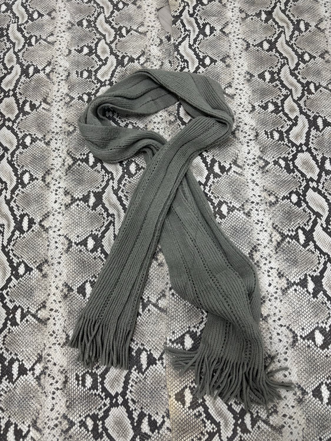 “Vintage” Grunge Mood Grey Scarf 상품이미지1