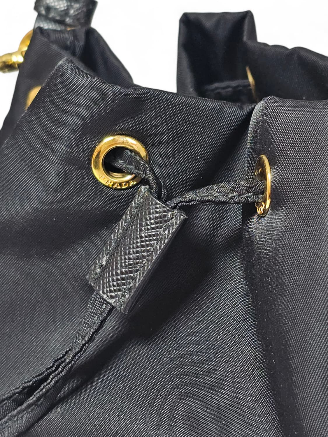 프라다 삼각로고 리나일론 버킷백 블랙 상품이미지8