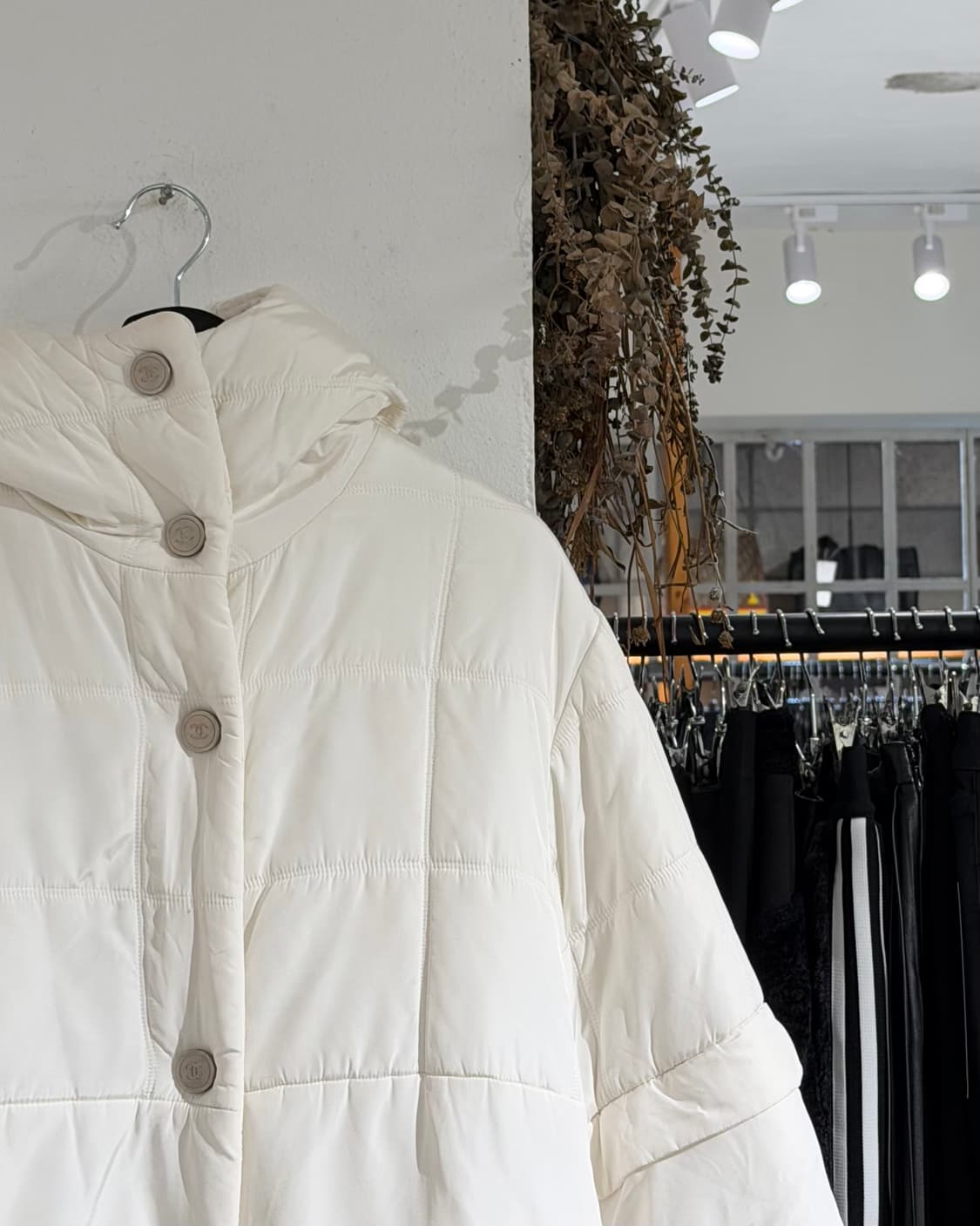 샤넬 화이트 fw00 로고 후드 플리스 패딩 상품이미지3