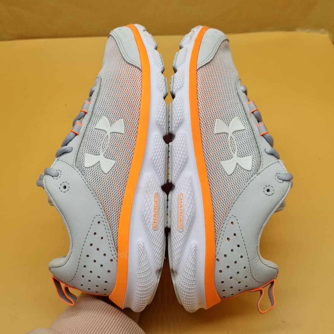 언더아머UA 차지드 어서트8 여성운동화240. 상품이미지5