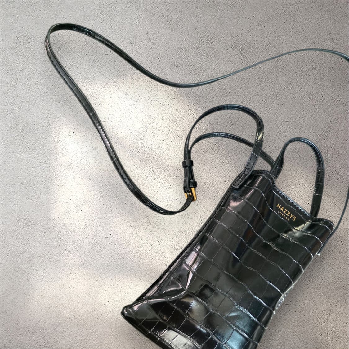 여러분도 이런 귀요미 좋아하시나요?헤지스 크로커 엠보 미니 크로스백 블랙 상품이미지1