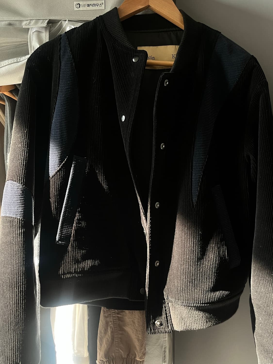 마뗑킴 우먼 코듀로이 베이스볼 점퍼 네이비색상 상품이미지4