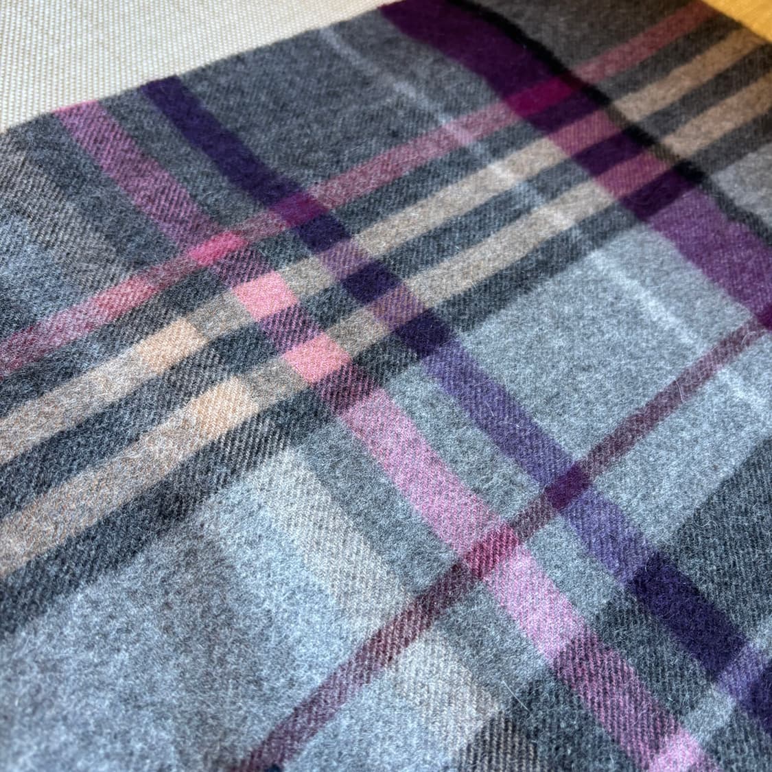 [로베르타 디 까메리노] 캐시미어 100 체크 머플러 그레이 퍼플톤 상품이미지8