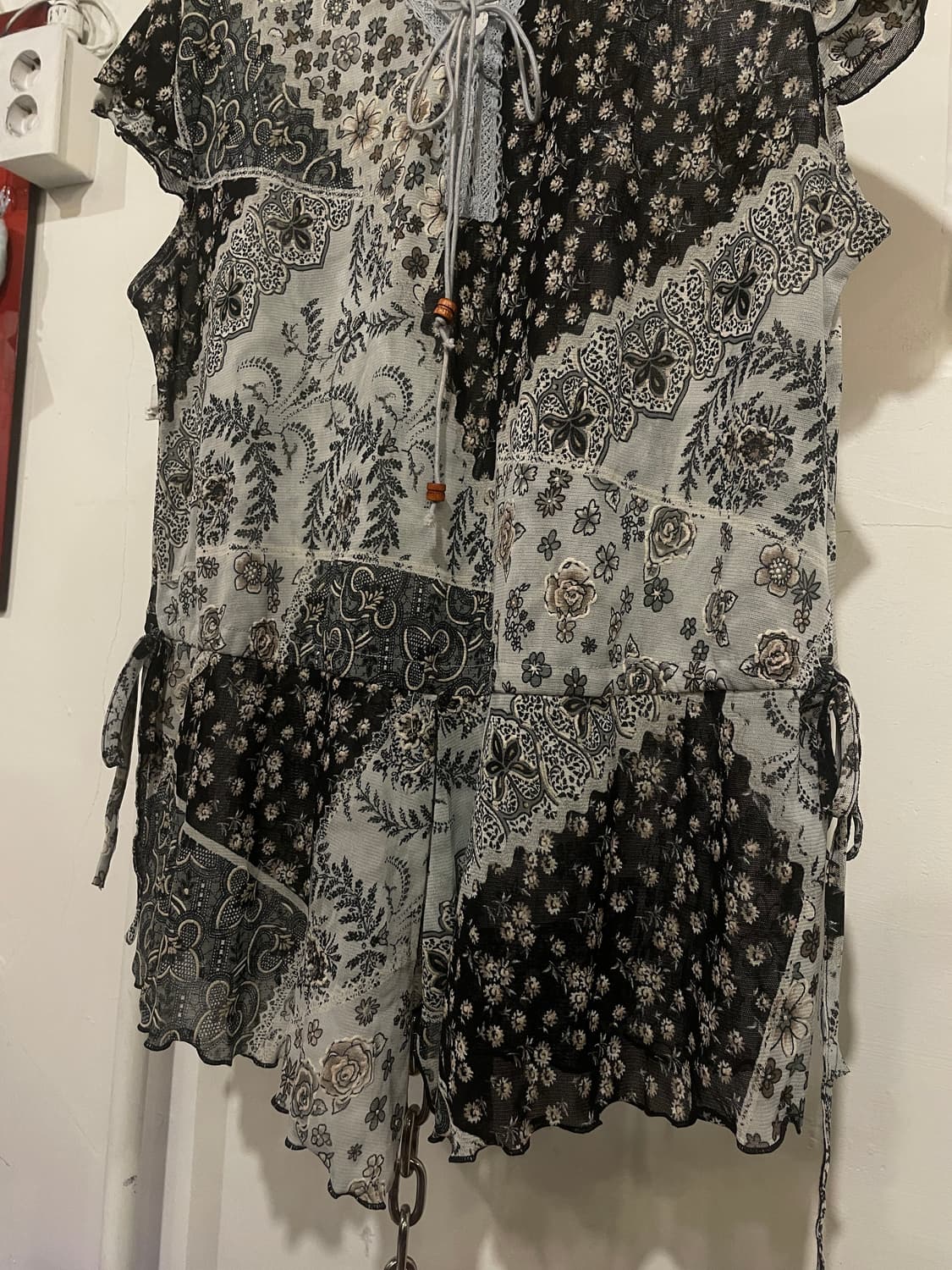 오리엔탈 패턴 레이스 아일렛 리본 나무버튼 하늘색 탑 상품이미지3