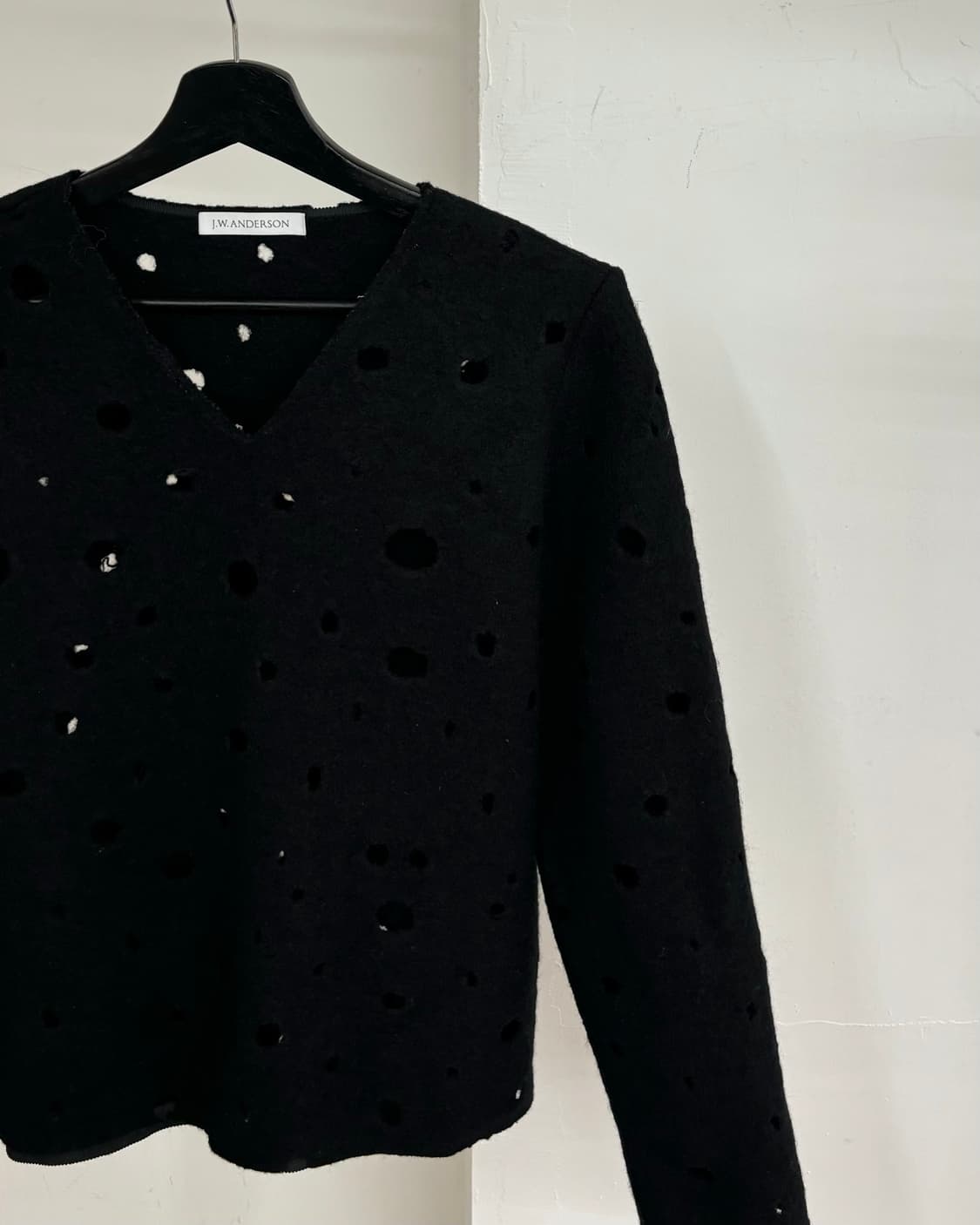 제이더블유앤더슨 블랙 디스트로이드 니트 상품이미지4