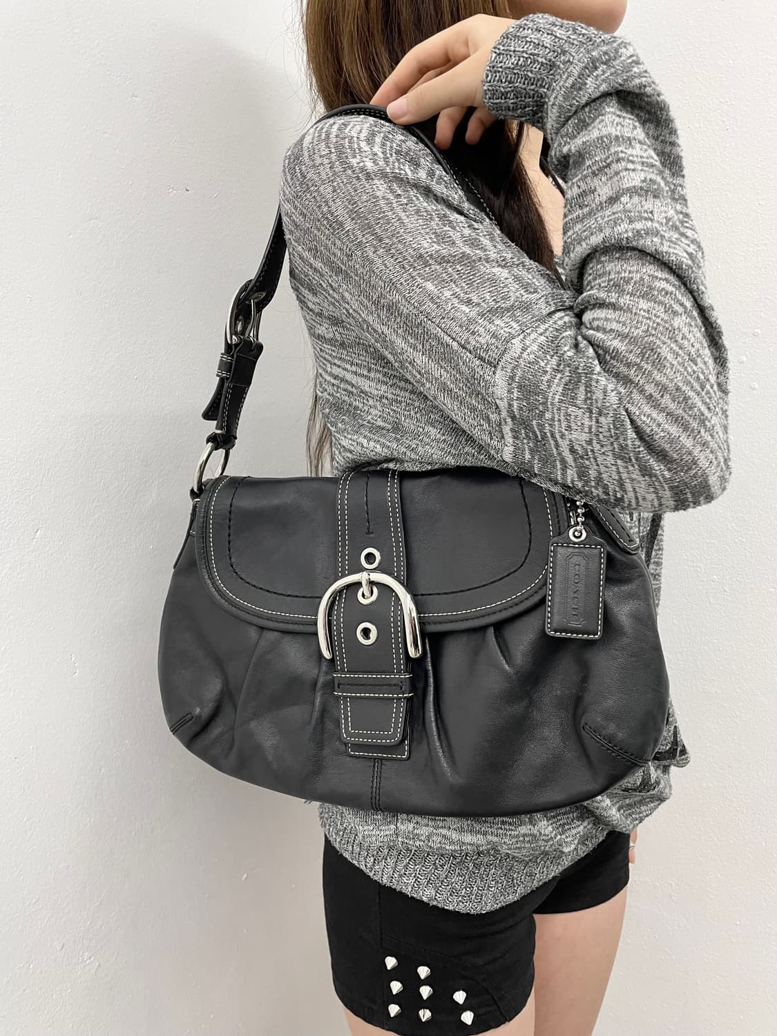 코치 블랙 레더 버클 숄더백 상품이미지1