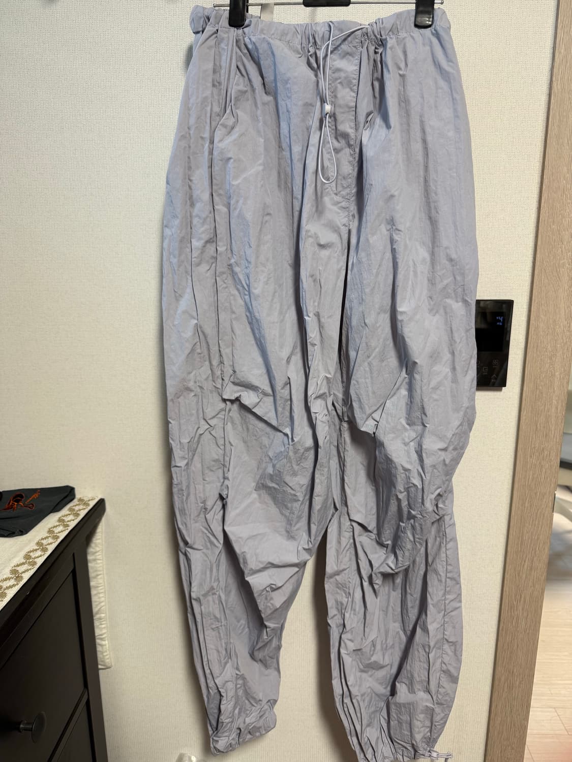 에잇세컨즈 나일론 오버핏 셔링 팬츠 라벤더 상품이미지2