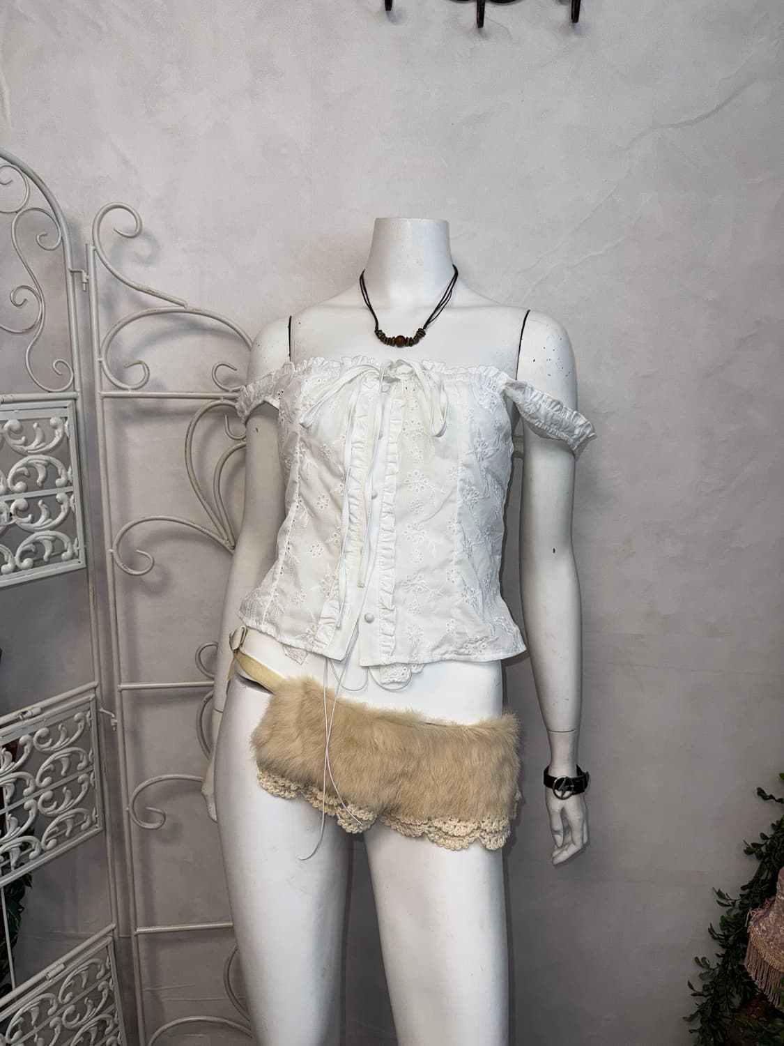 White floral punching crop 오프숄더 슬리브리스  상품이미지5