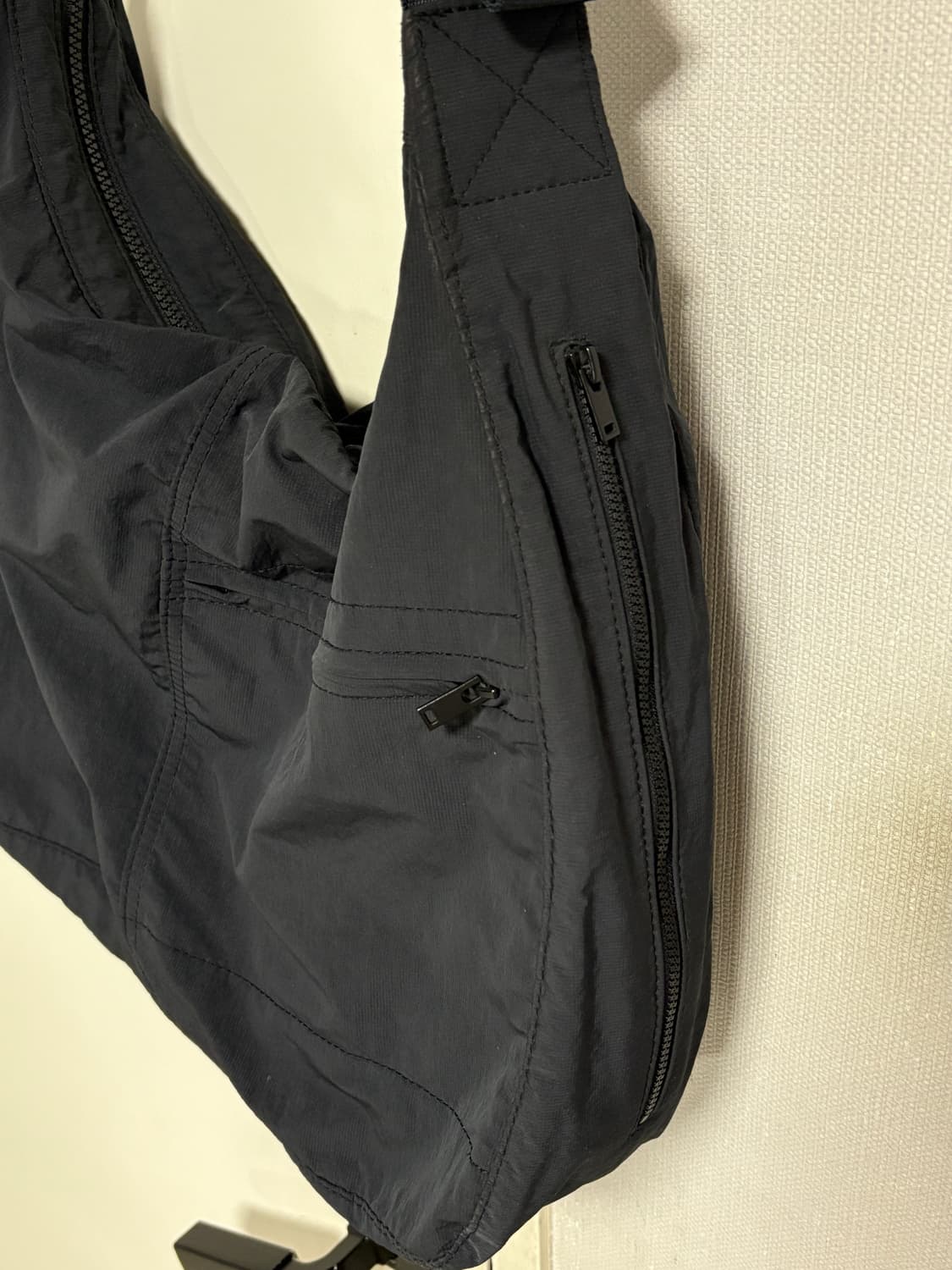 슬라우치 나일론 메신저백 다크네이비 상품이미지3