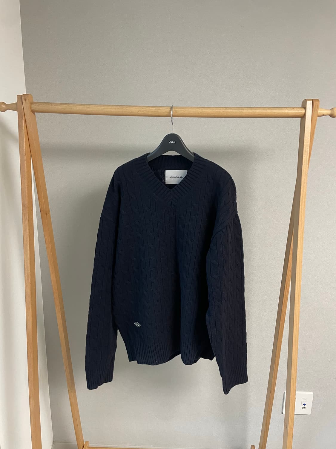 디써티원 브이넥 케이블 니트(네이비) 상품이미지1
