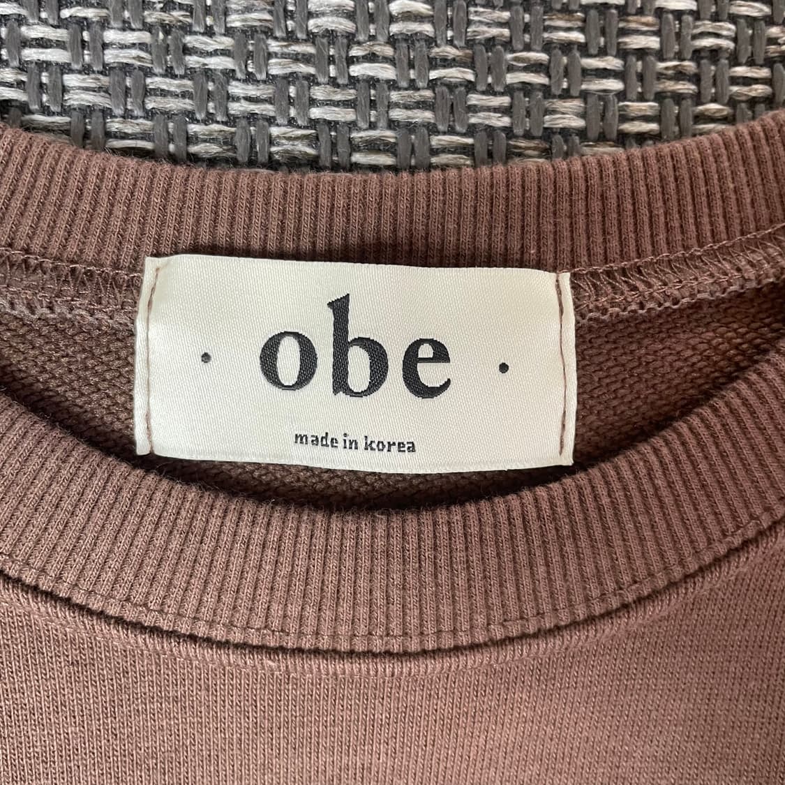 OBE 산타모니카 빅 자수 로고 브라운 크롭 맨투맨 상품이미지4