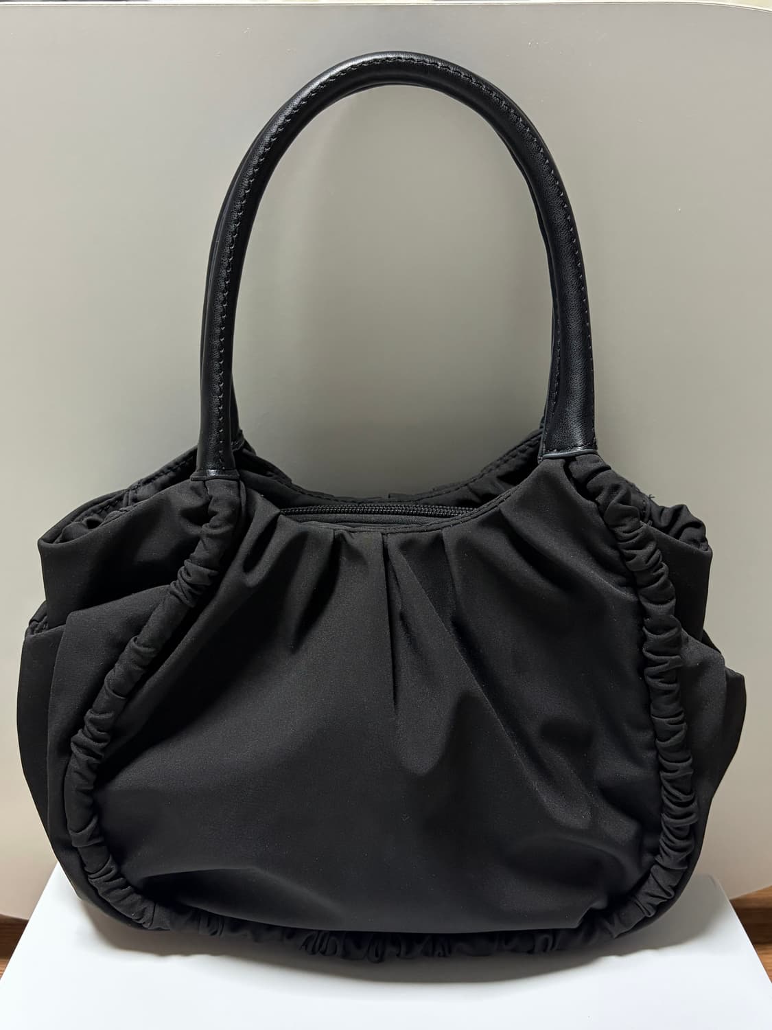 요지야마모토 셔링 토트백 블랙 상품이미지1