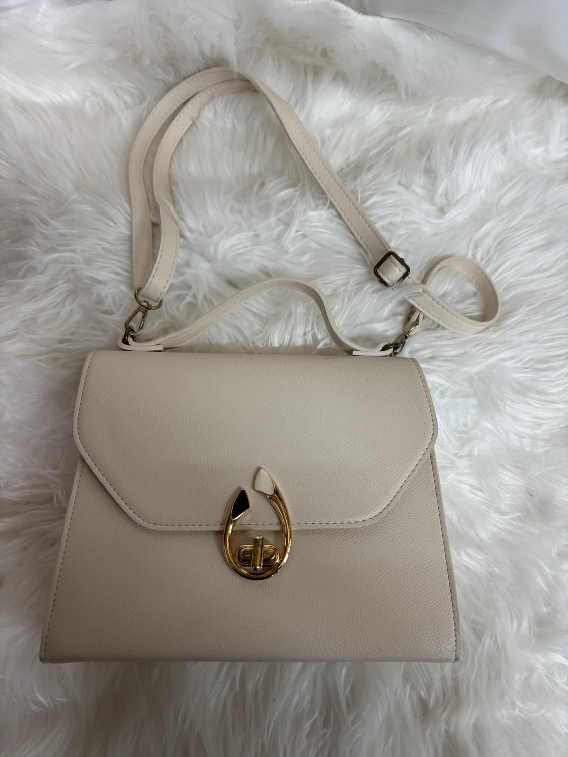 유니크한 잠금장치 토트 겸 숄더백 상품이미지1