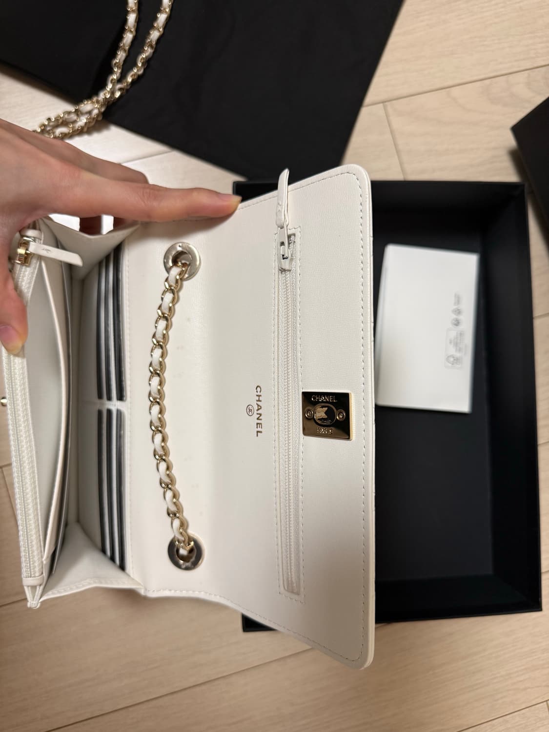 CHANEL 샤넬 클래식 월렛 온 체인 (Wallet On Chain / 상품이미지4