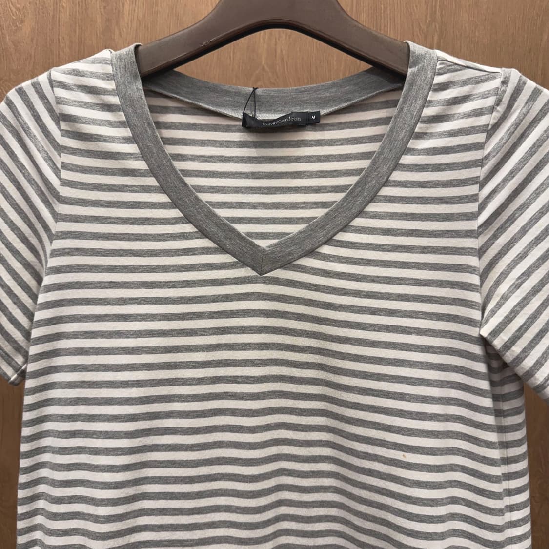 캘빈클라인진스 스트라이프 브이넥 반팔 티셔츠 프릴 밑단 레이어드 그레이 상품이미지4