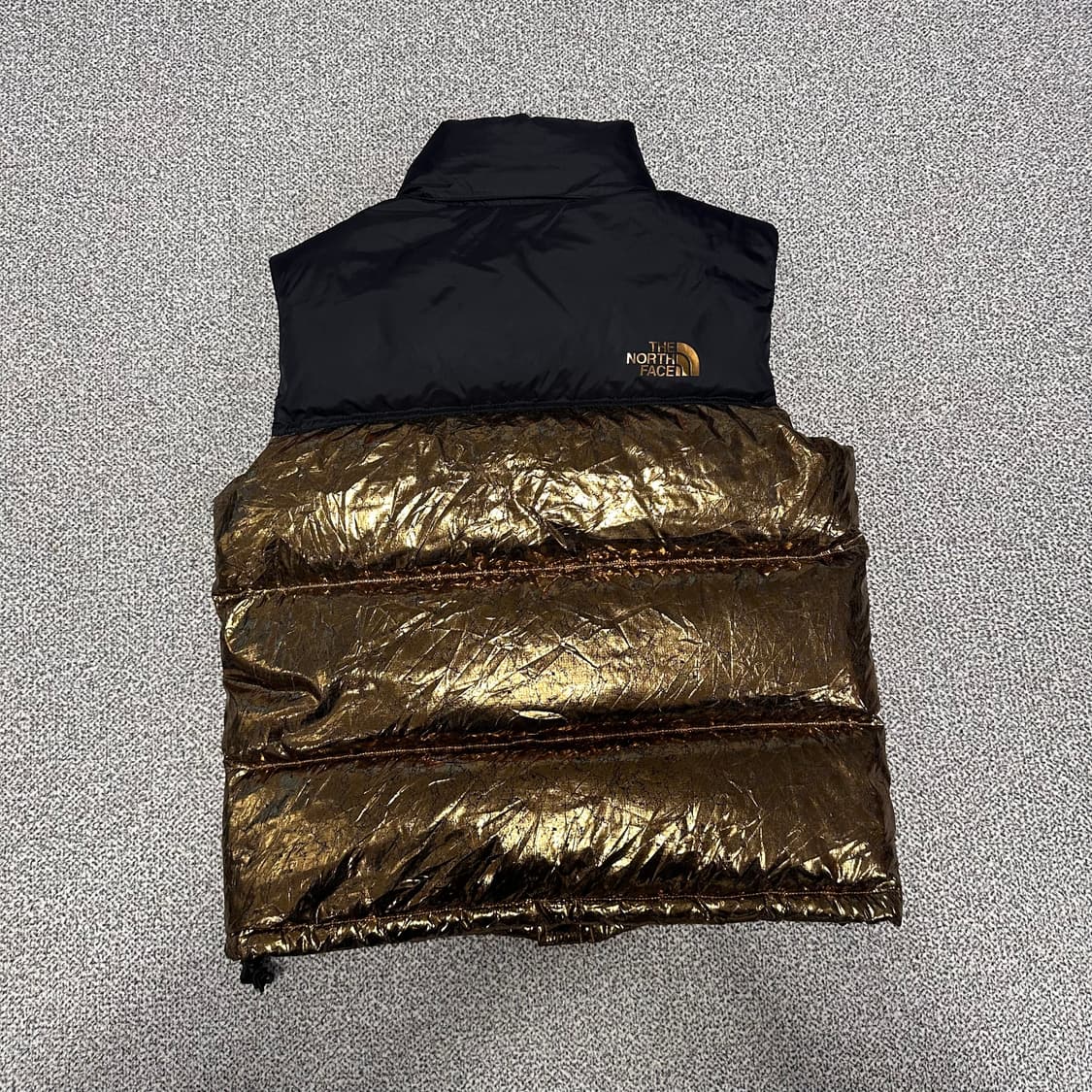 노스페이스 골드 유광 패딩 조끼 상품이미지3