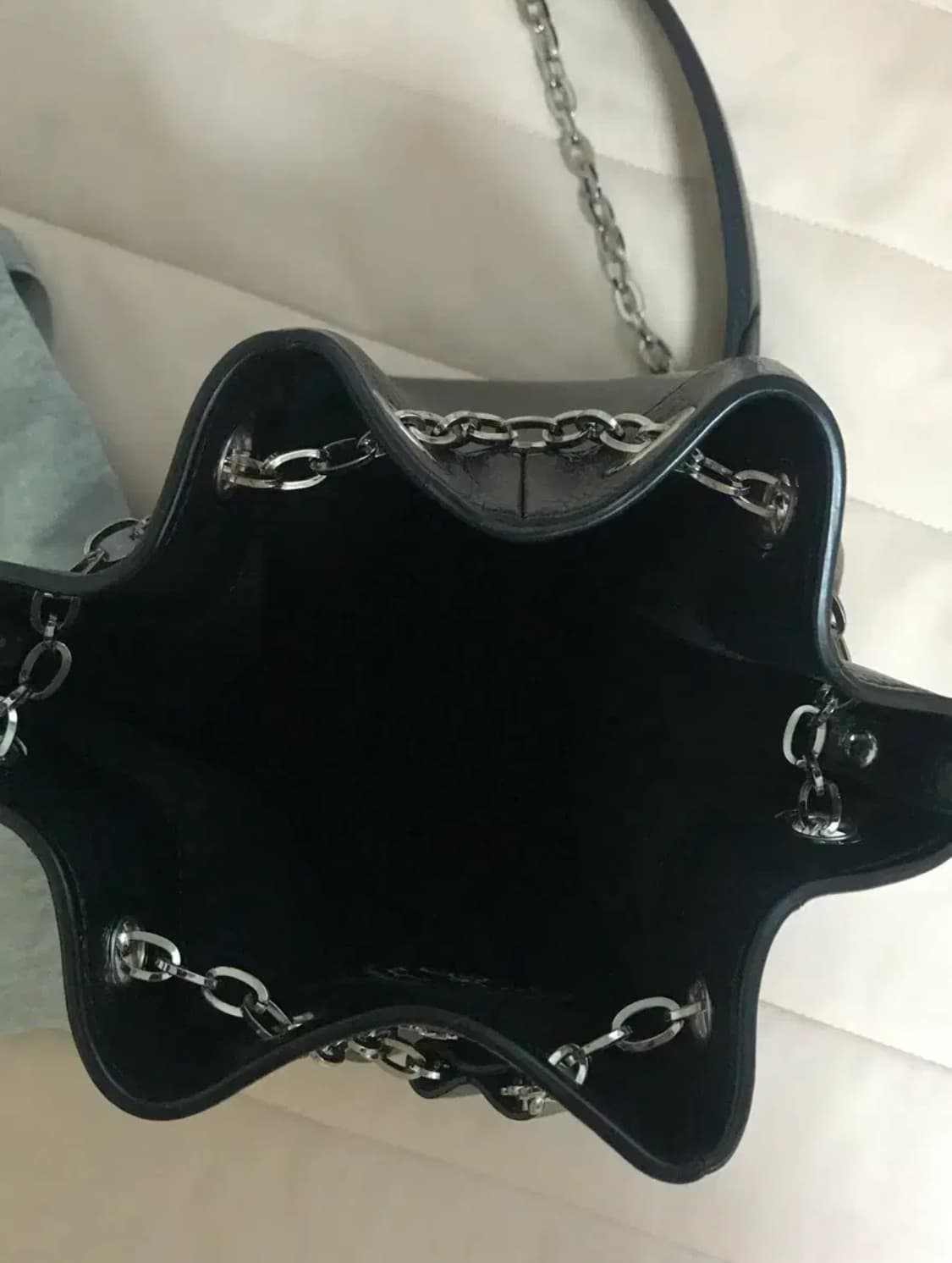 비비안 웨스트우드 크리시 스몰 버킷백 블랙 상품이미지3