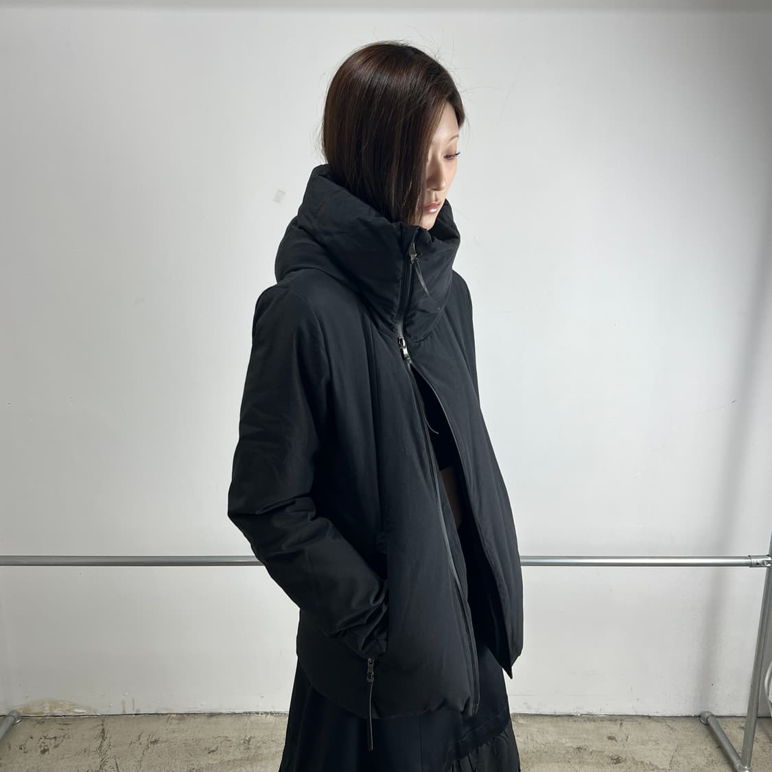 The Viridi Anne 비대칭 하이넥 후드 다운 자켓 상품이미지2