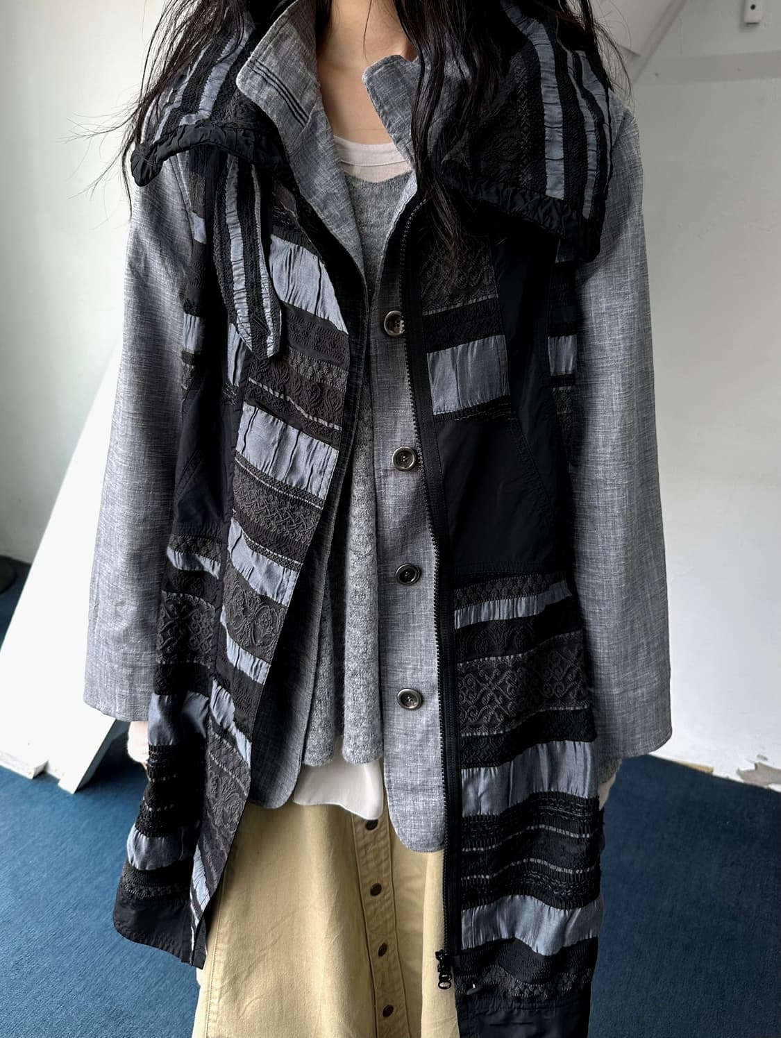 Panel design over silhouette design vest 상품이미지3