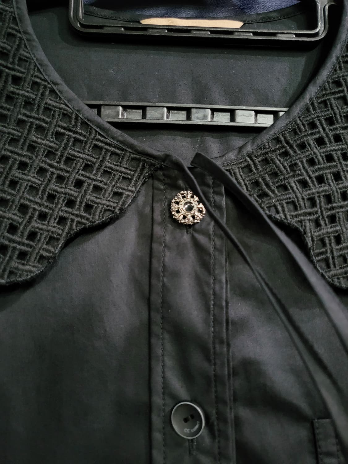 CC콜렉트 펀칭 자수카라 숏 블라우스 상품이미지5