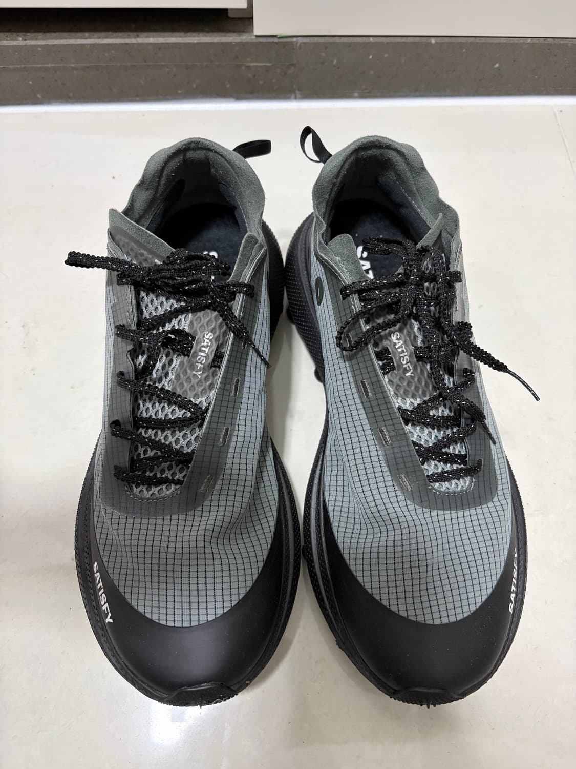 새티스파이 더 라커 쉐도우 컬러 트레일 런닝화 265 상품이미지1