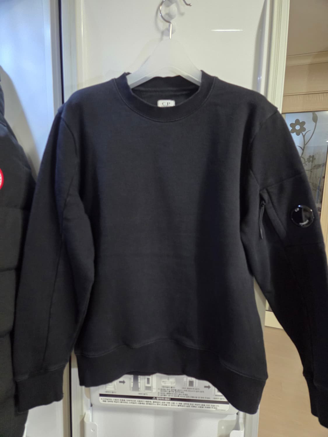 C.P. 컴퍼니 렌즈 와펜 맨투맨 블랙 상품이미지4