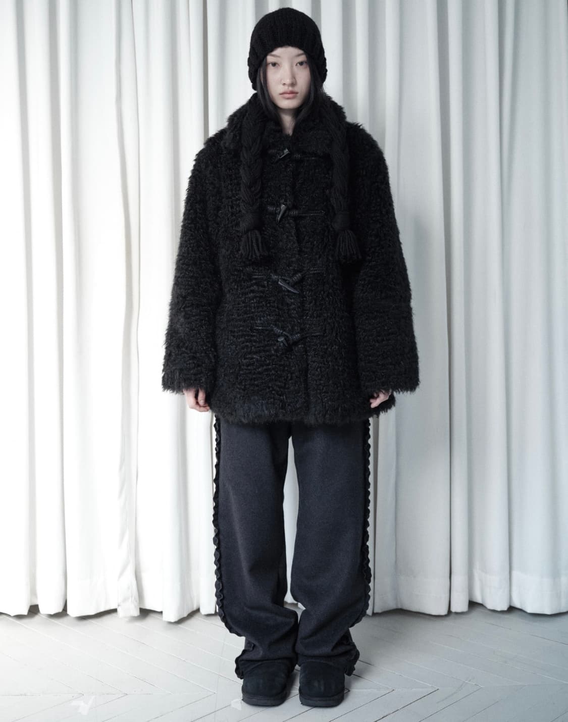 생긴 스튜디오 퍼 코트 블랙 상품이미지1