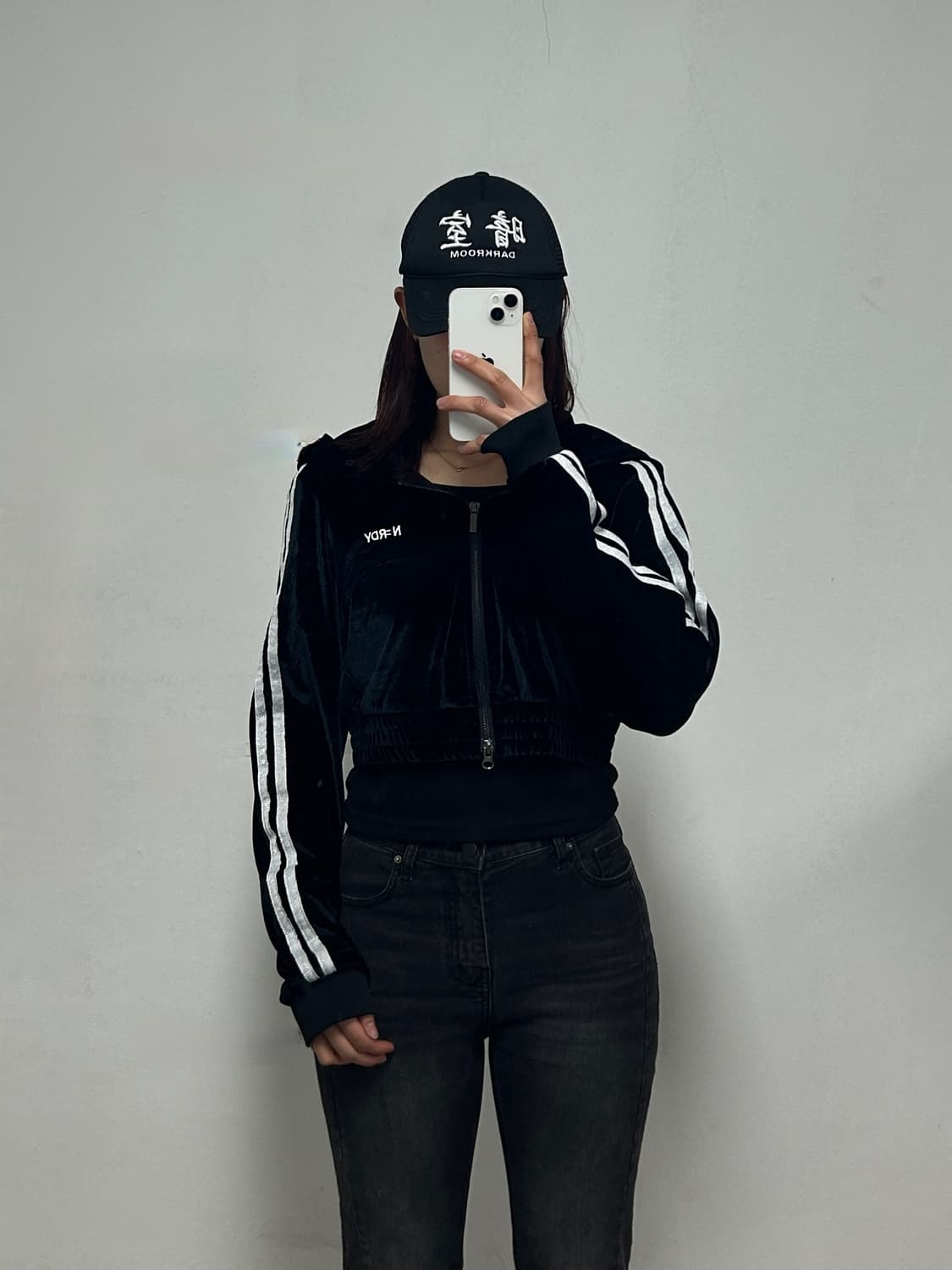 엔디와이 널디 자수로고 벨벳 크롭 후드집업 블랙 상품이미지1