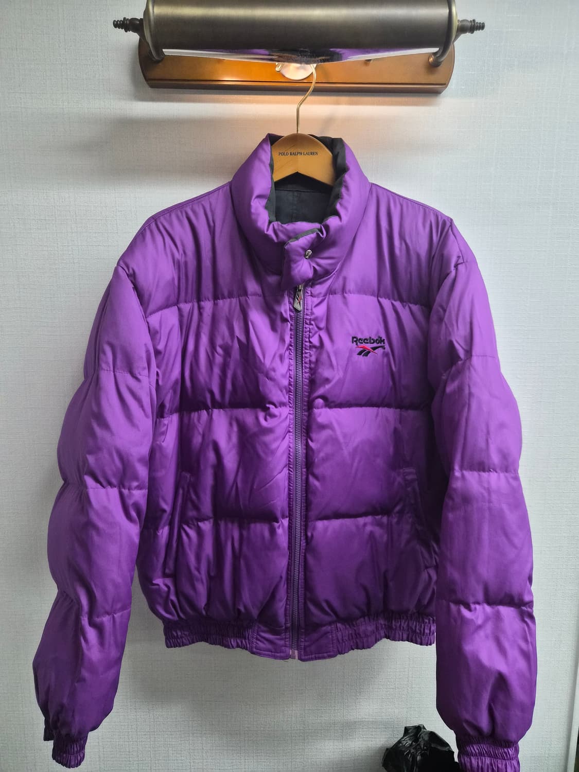 105) 리복 올드스쿨 블랙/퍼플 리버시블 패딩 팝니다 상품이미지1