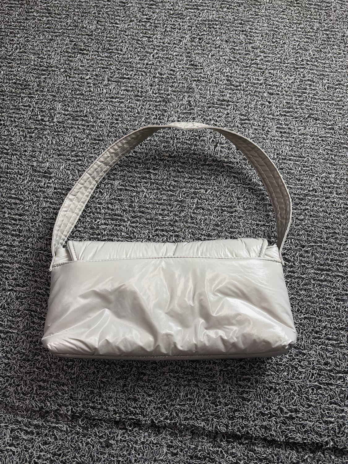 마뗑킴 미들 패딩 숄더 백 라이트 그레이 2919 상품이미지3