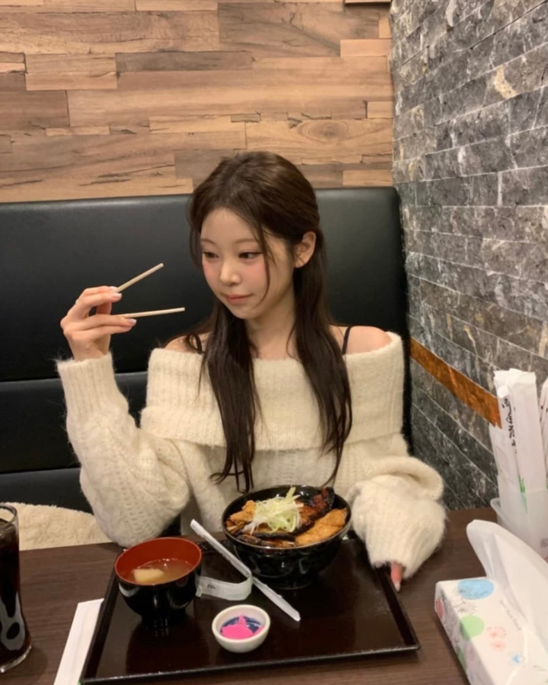 베르니마켓 포니 케이블 오프숄더 니트 상품이미지3