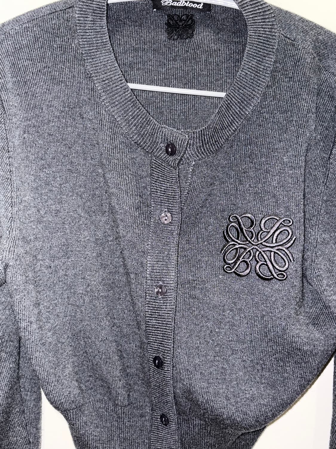 배드블러드 플뢰르 로고 크루넥 가디건 차콜 상품이미지3