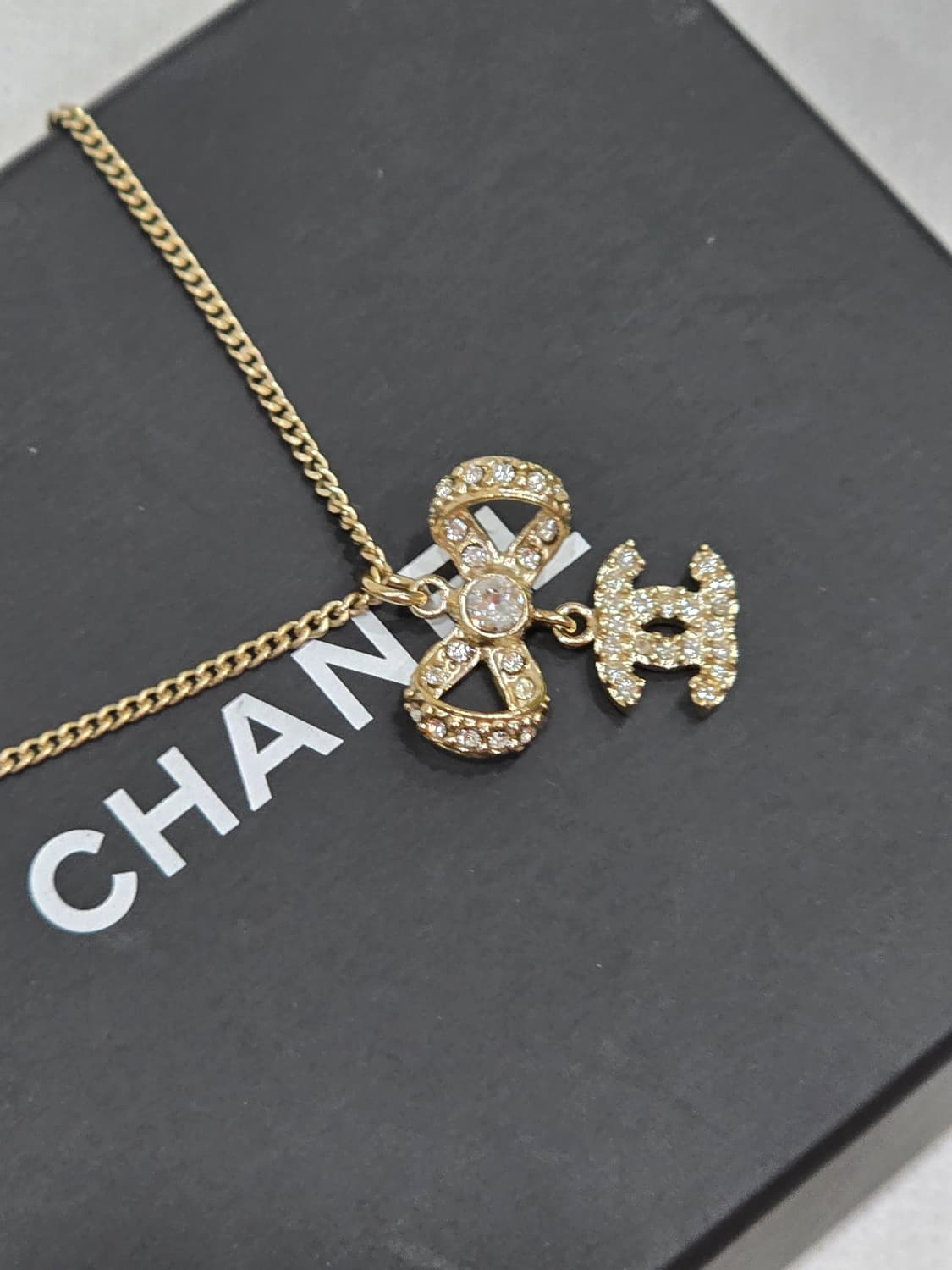 샤넬 라인스톤 리본목걸이 상품이미지1