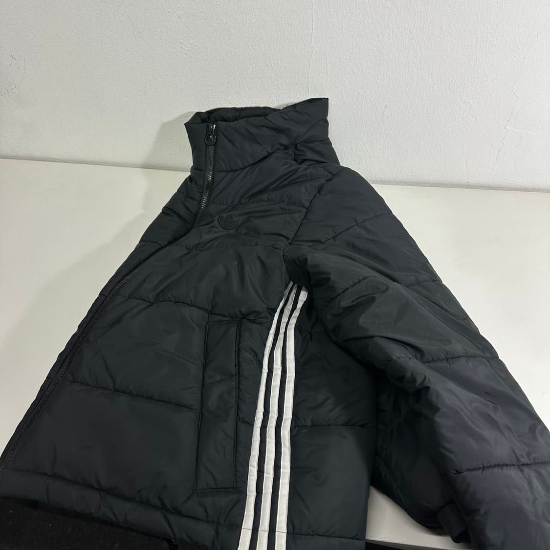 M 아디다스오리지날 블랙 불꽃로고 패딩점퍼 상품이미지1
