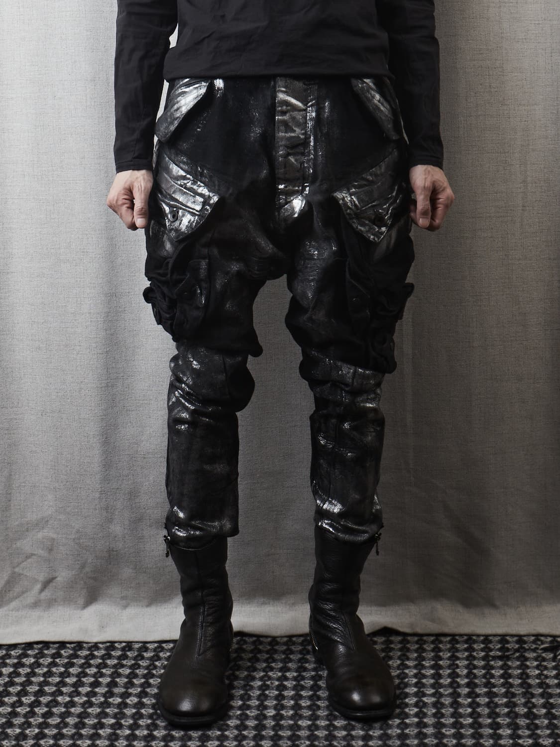 Julius pre ss 2025 실버코팅 가스마스크 팬츠 상품이미지8