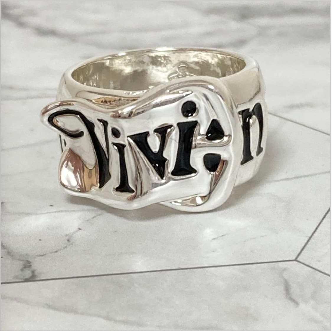 비비안 웨스트우드 아카이브 레터링 로고 각인 벨트링 반지 상품이미지1