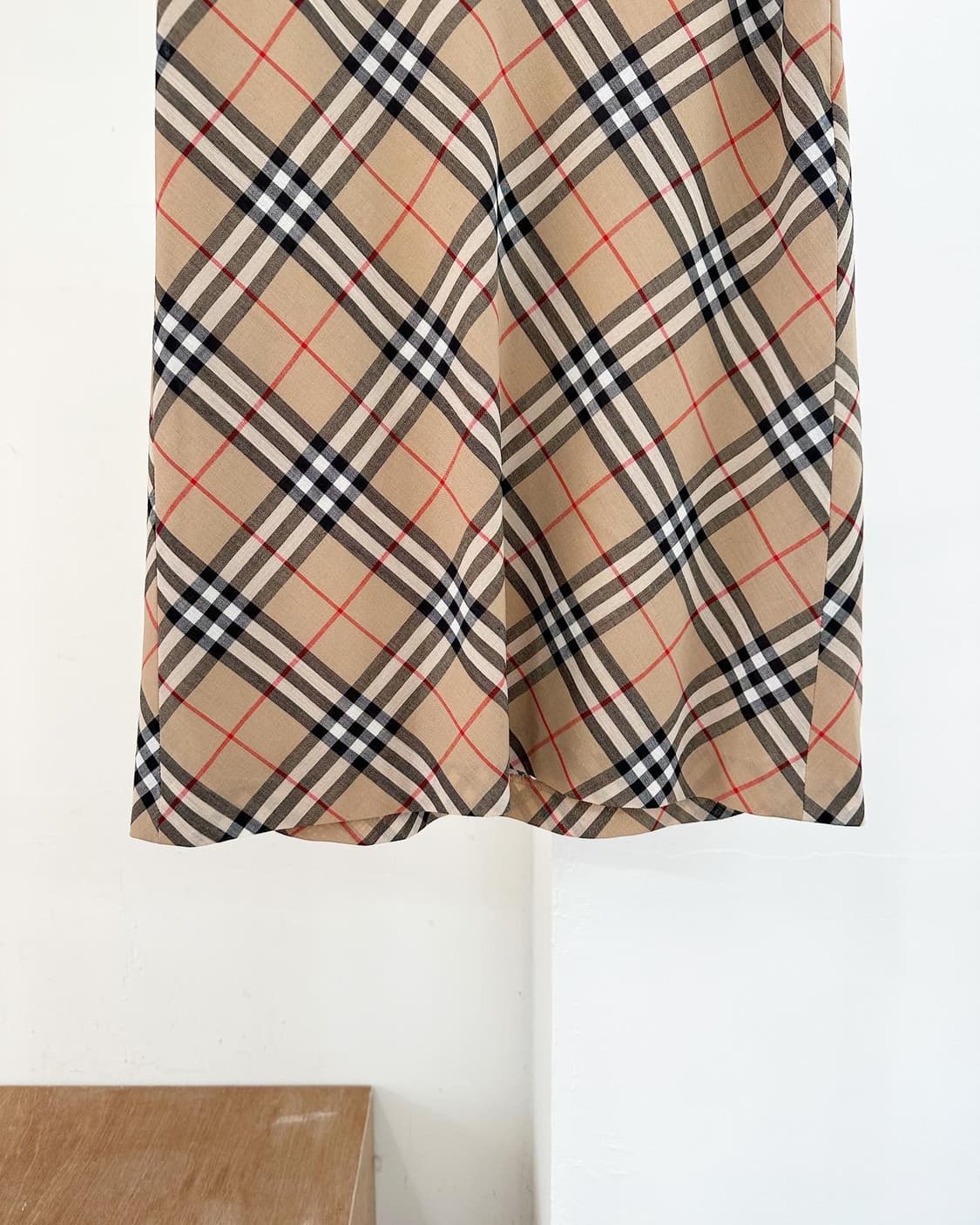 버버리 블루라벨 베이지 노바체크 미디 스커트  상품이미지3