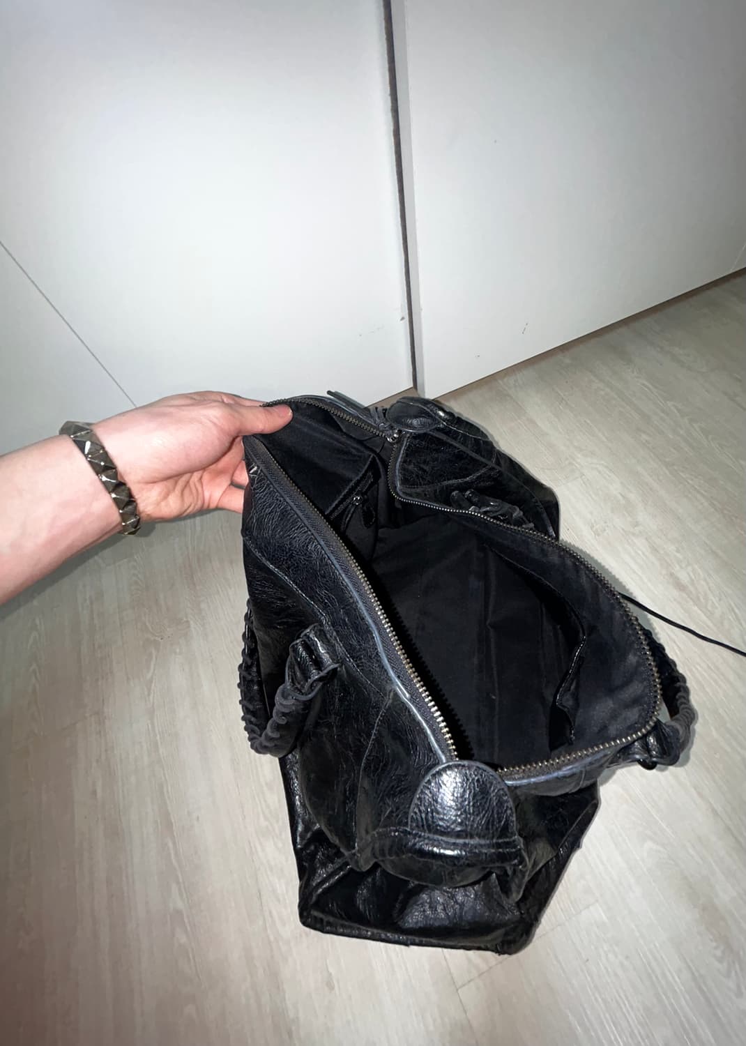 발렌맛 모터백 블랙 레더 토트백 상품이미지3